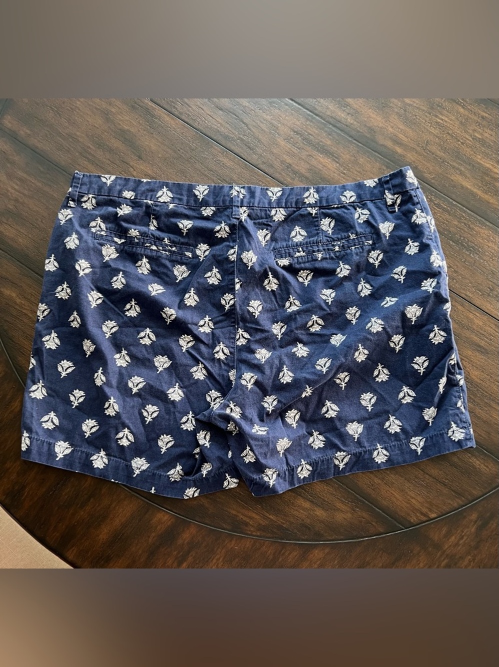 Old Navy Women's Size 16 Flat Front Chino Shorts Navy Floral Print Zip Closure - Picture 4 of 4